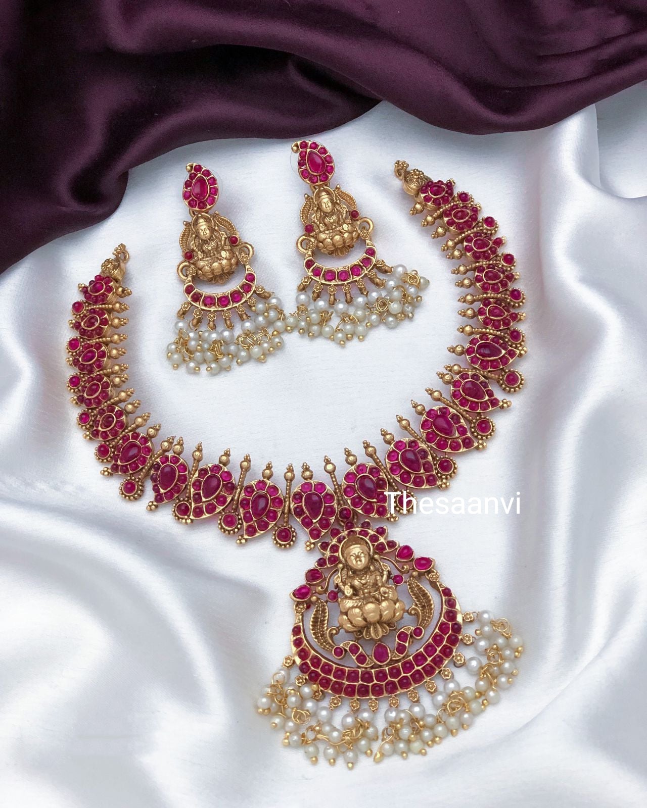 KEMPSTONE WITH CLUSTER PEARLS NECKLACE SET