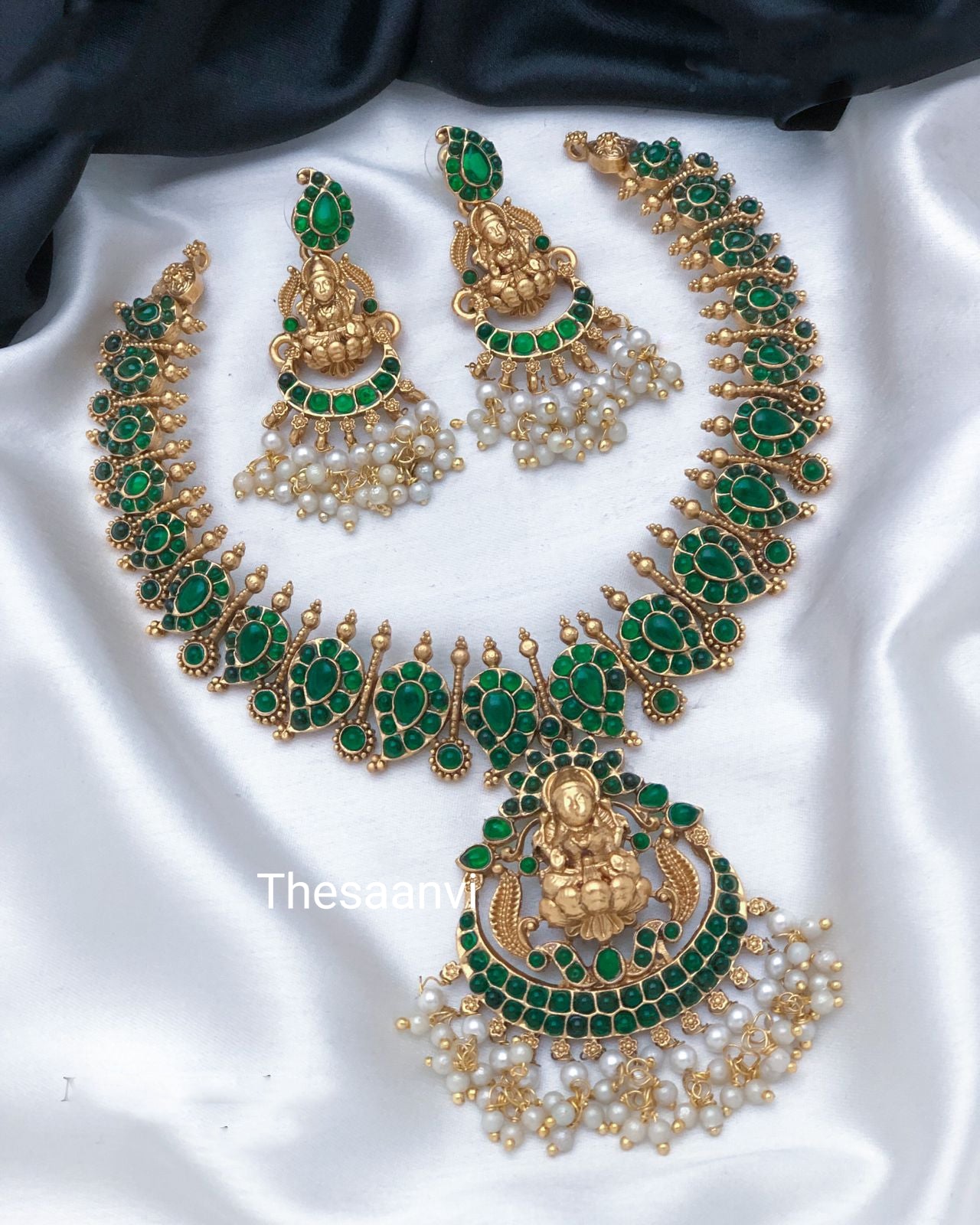 KEMPSTONE WITH CLUSTER PEARLS NECKLACE SET