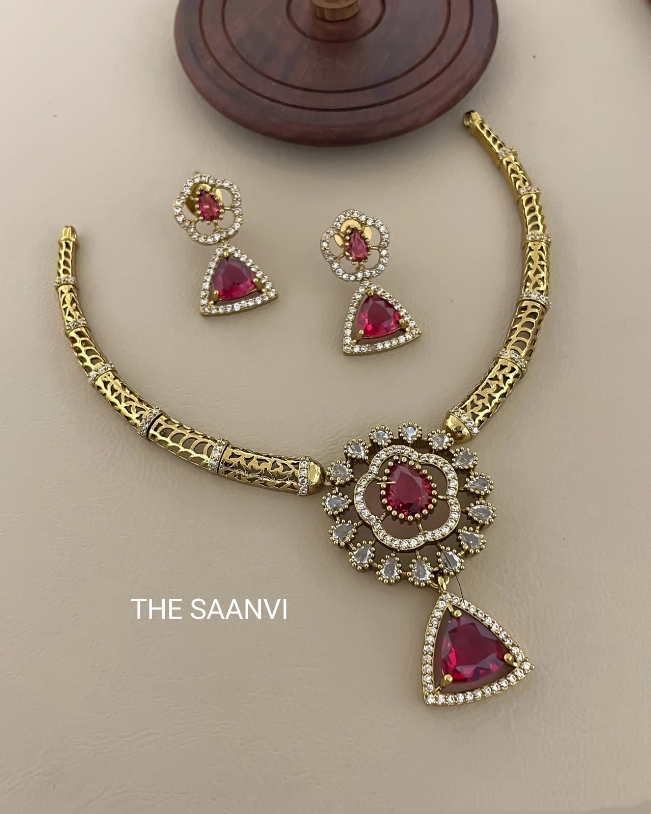 MANJU VICTORIAN DIAMOND HASLI NECKLACE SET( RED)