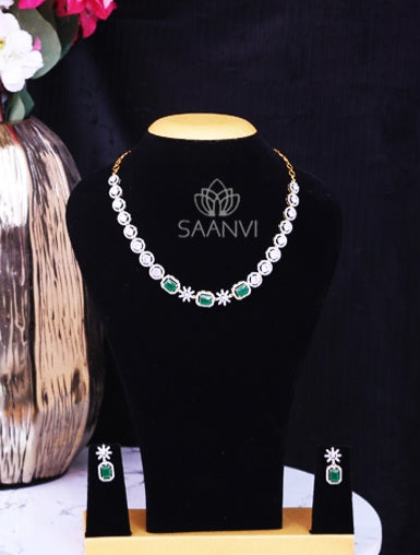 EMERALD GREEN &WHITE ROUND AD STONE NECKLACE