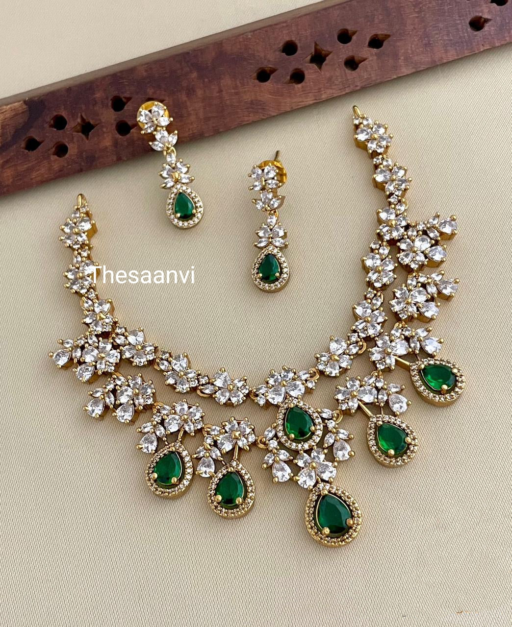 EXCLUSIVE DIAMOND SETTING NECKLACE SET