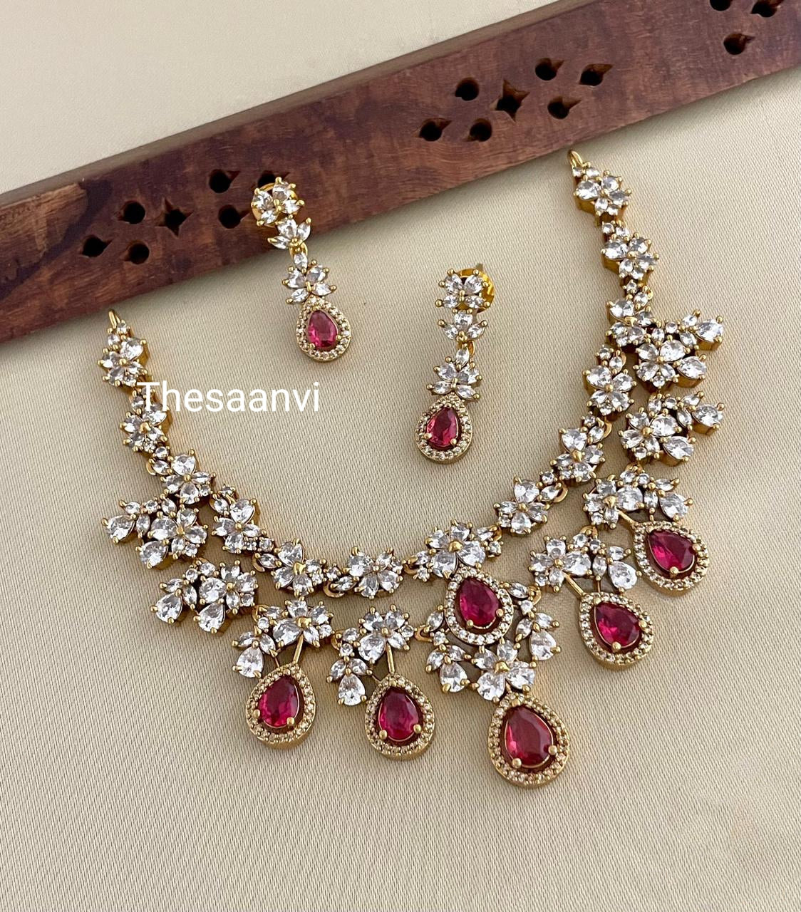 EXCLUSIVE DIAMOND SETTING NECKLACE SET