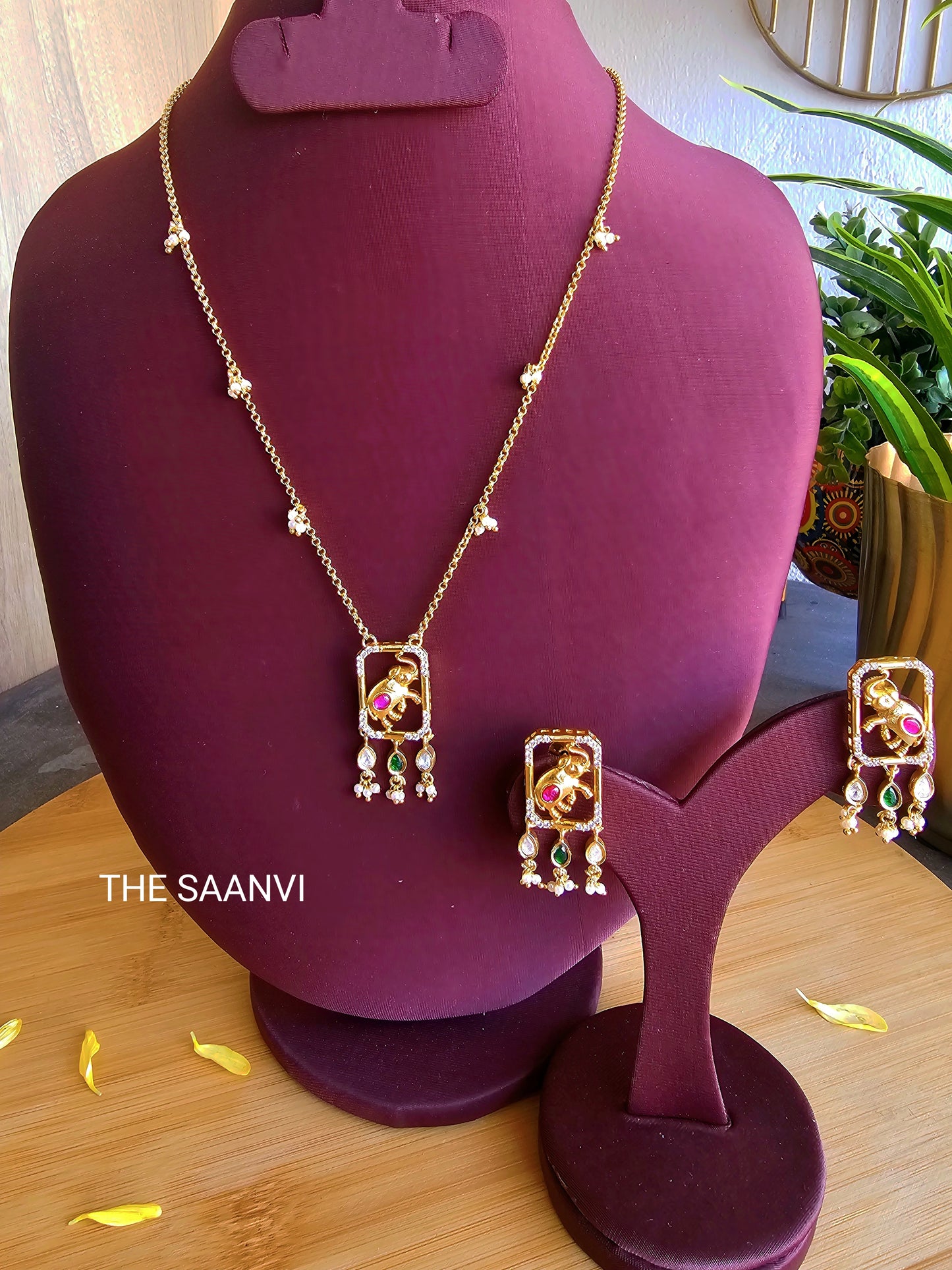 VARUNA ELEPHANT DESIGN MID-LENGTH CHAIN SET