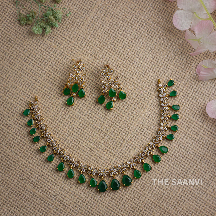 EMERALD DROPS&WHITE AD NECKLACE